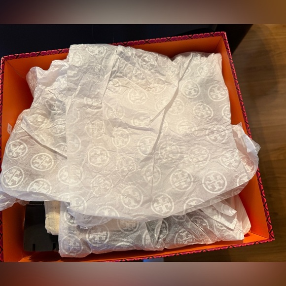 Tory Burch Ankle Boot Lug Sole Hiker NEW
Waxy Cow Leather w Box US 8 - Picture 16 of 16